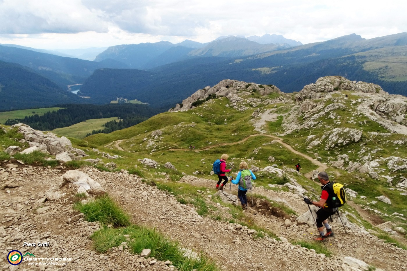 62 Dal Castellazzo scendiamo in direttissima al Passo Rolle.JPG